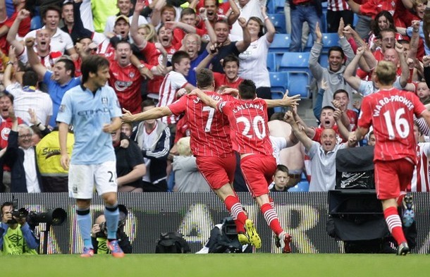 Các cầu thủ Southampton ăn mừng bàn gỡ hòa của Rickie Lambert.
